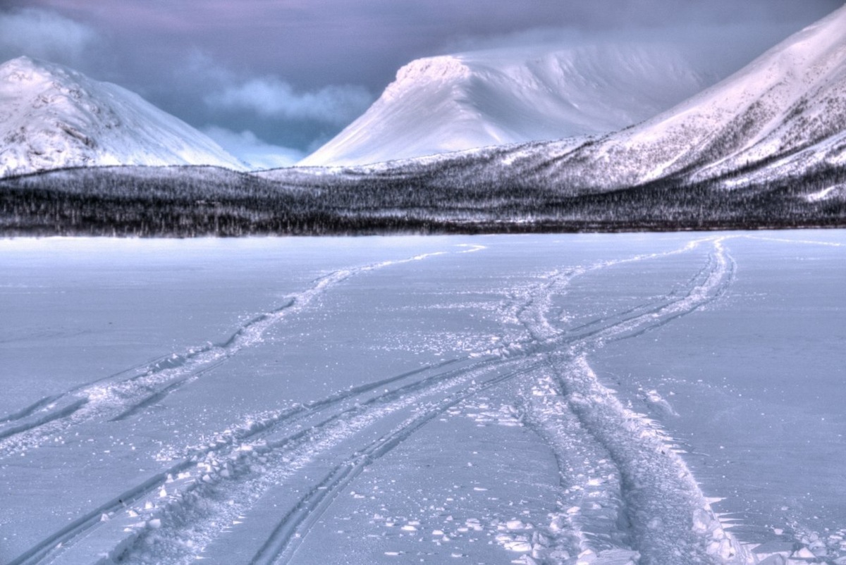 Сафари-туры на снегоходах — прекрасная возможность увидеть всю зимнюю красоту Кольского полуострова, недоступную летом, посетить отдалённые уголки арктической тундры, куда невозможно добраться пешком или на автомобиле из-за снежного покрова. Фото: Вадим А. / Яндекс Карты