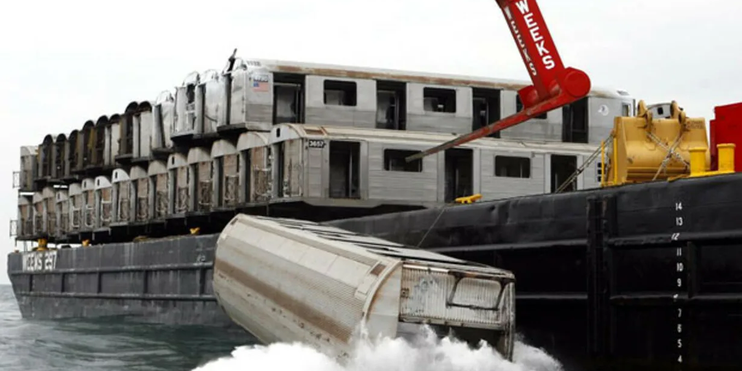 Решили не утилизировать и сбросить в океан 2500 старых вагонов: Дорогостоящий эксперимент США