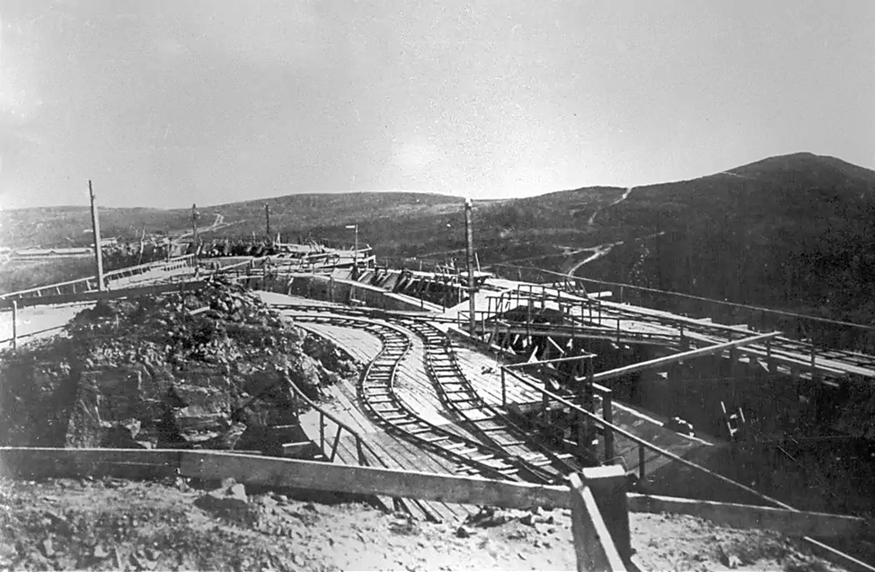 Рис. 1. Владивостокская крепость, остров Русский. Форт № 11. Строительные работы. Укладка бетона в бруствер. Период создания: 1912 г. Из фондов РГВИА.
Источник: Аюшин Н.Б. Владивостокская крепость. С. 173.