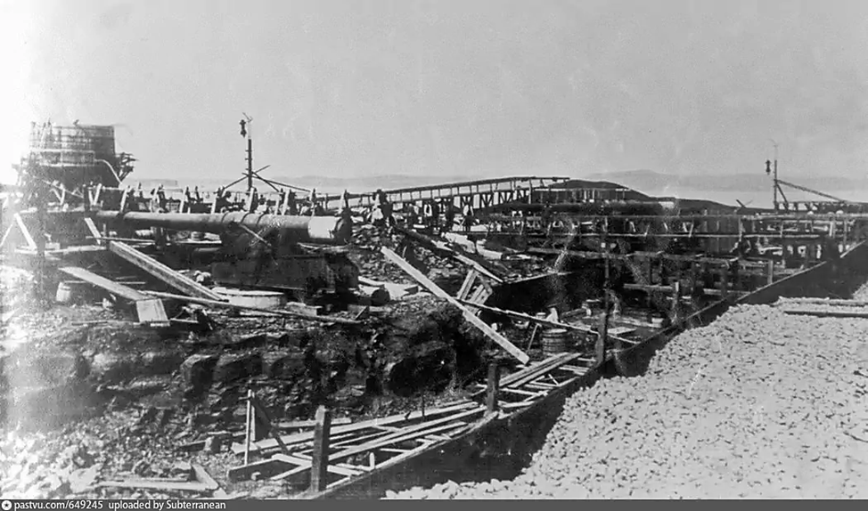 Рис. 2. Батарея № 373 на четыре 10-дюймовые пушки образца 1895 г. перед началом бетонных работ по возведению полного набора казематированных помещений, положенных по плану. Северо-восточная оконечность острова Русский.
Направление съемки: север. Период создания: 1911-1912 гг.