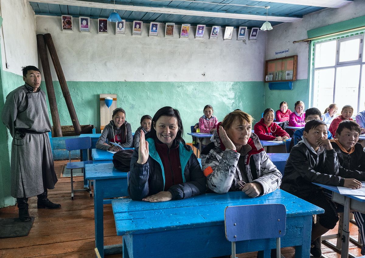 На уроке в школе. У входа учитель геграфии.  За первой партой мы с Татьяной Михайловной. 