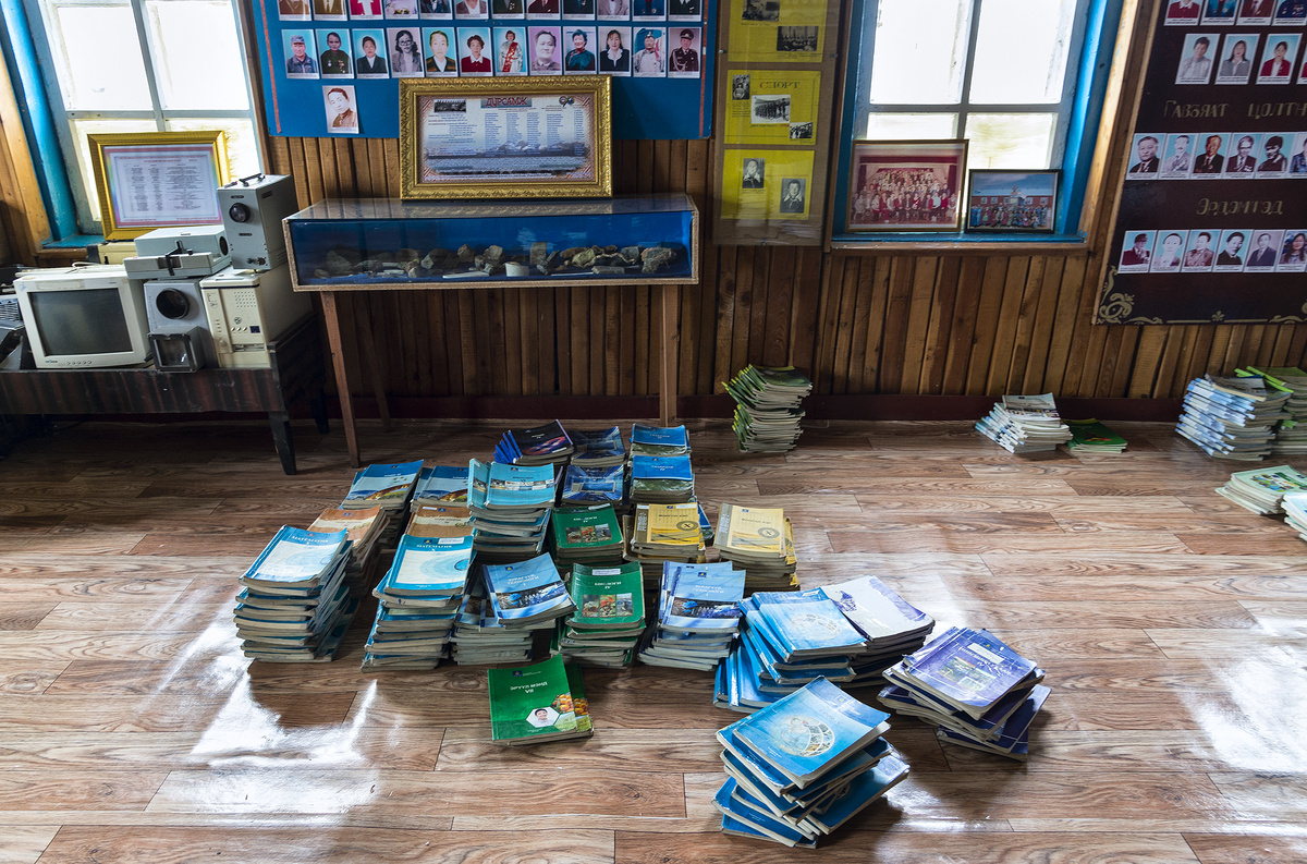 Учебники для детей выдаются бесплатно, используются несколько раз.