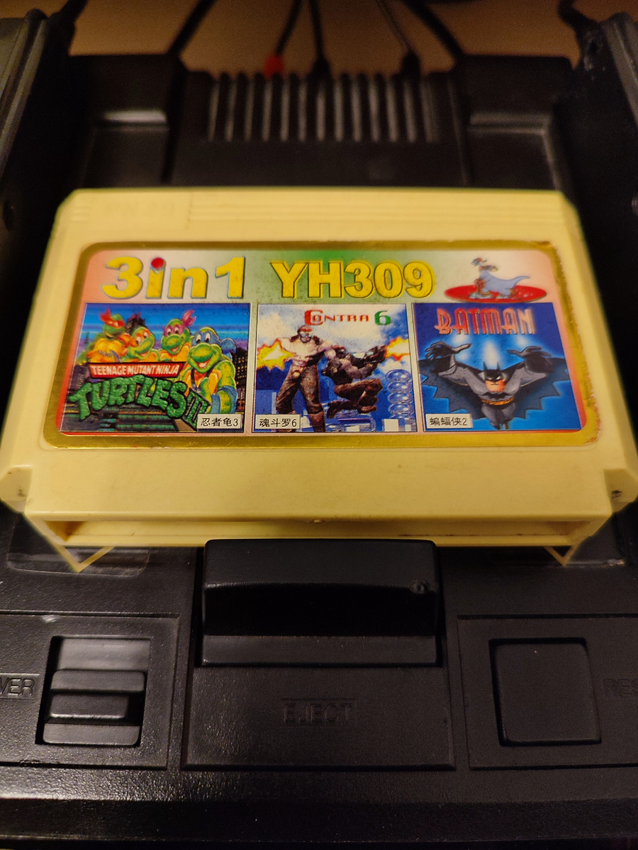 Фото сделаны мной. На фото игра Batman. Оригинал игры "Batman: The Video Game" был разработан и издан Sunsoft в 1990г. для NES. Геймдизайнеры Кадзутомо, МориМасаюки Такацудзи, Норико Сакаи,Тадаши Кодзима, Ёсиаки Ивата. Фото демонстрирует начальную заставку игры, а так же общий визуальный фон игры. Подробнее об этом рассказано в статье. Все материалы принадлежат правообладателям и размещены исключительно в информационных целях.