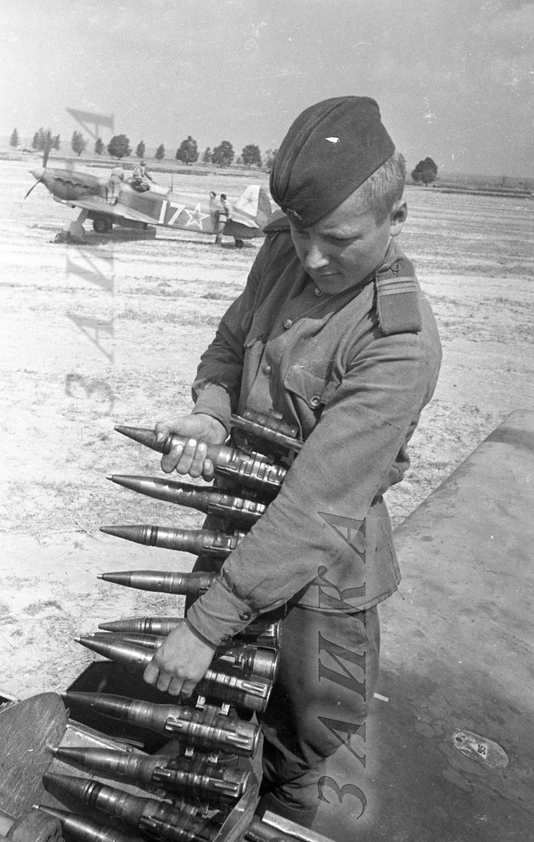 37 мм снаряды пушки НС-37. На заднем фоне Як-9Т