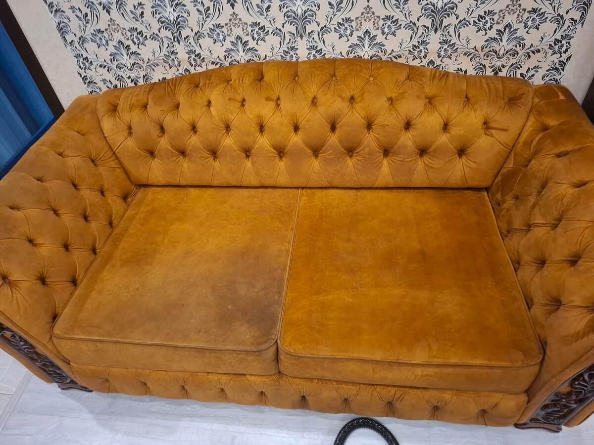 Вот такой еще вроде бы не старый диван, но внешний вид уже не тот...