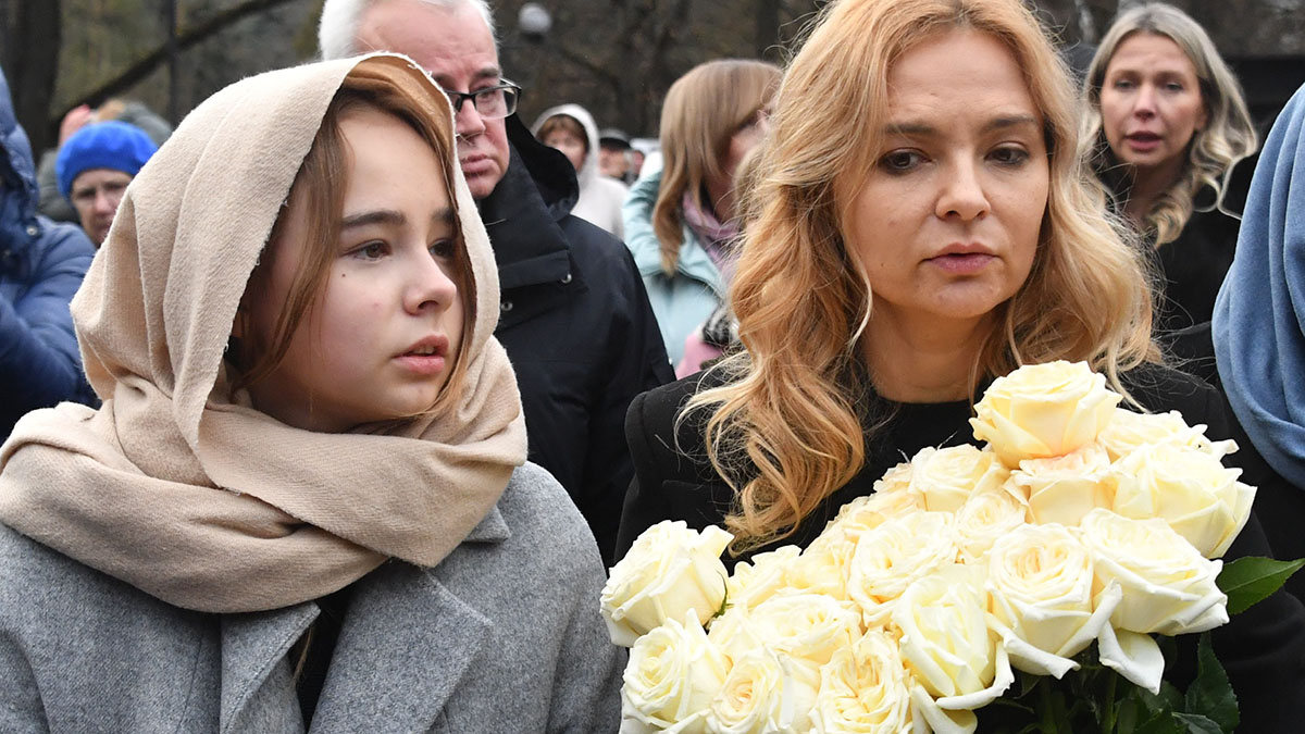 Ника Левкина с мамой Мариной Левкиной на прощании с отцом. Фото: Global Look Press