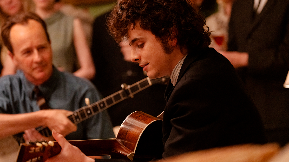 Пит Сигер (Эдвард Нортон) и Боб Дилан (Тимоти Шаламе)