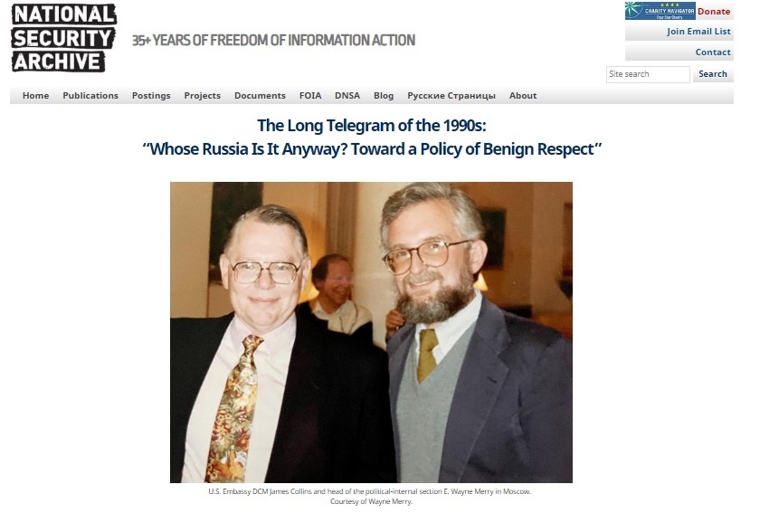 Скан страницы американского архива с фото, на котором заместитель посла США в России Джеймс Коллинз (слева) и глава политико-внутреннего отдела Э. Уэйн Мерри в Москве.