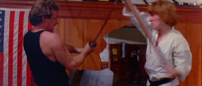 Слева Рон Марчини показывает как нужно снимать файтинг