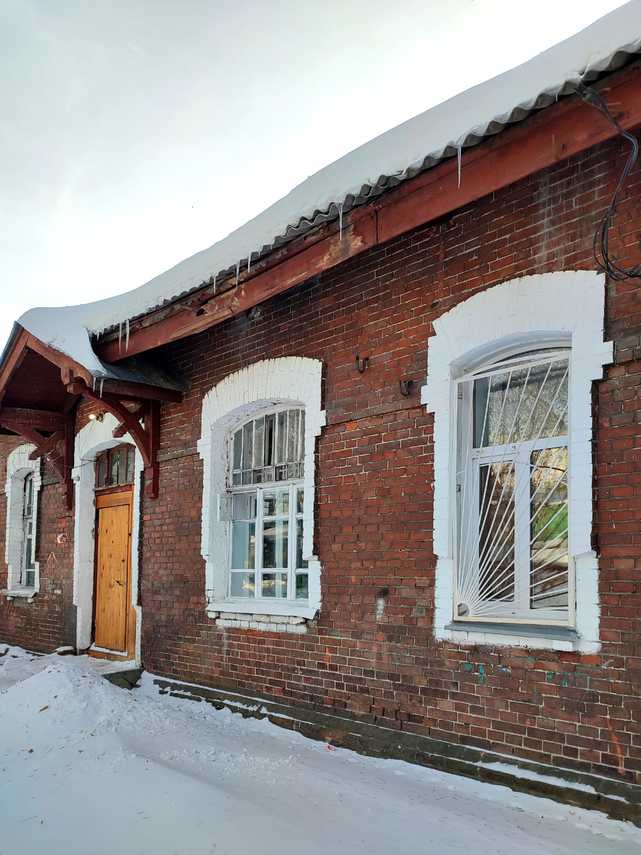 Строили на века — толщина кирпичных стен около метра. 