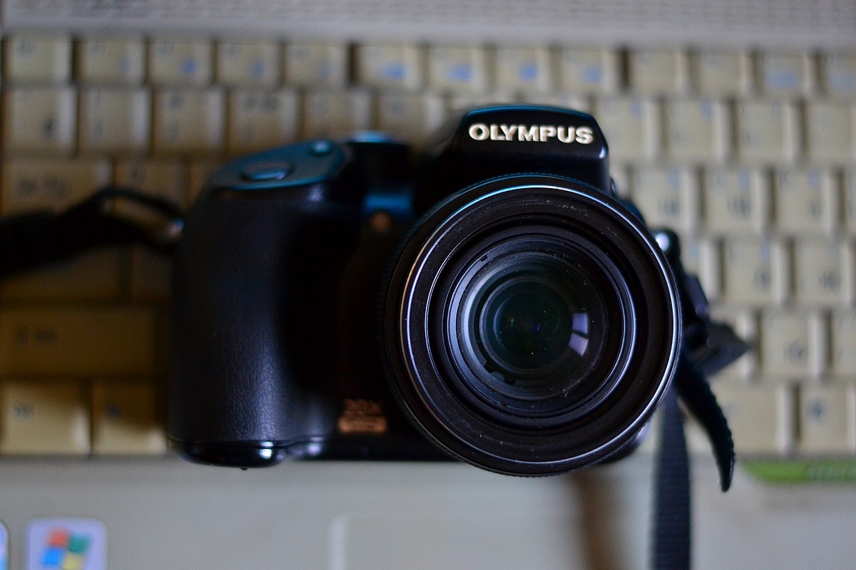 Псевдозеркальная камера Olympus SP570UZ.