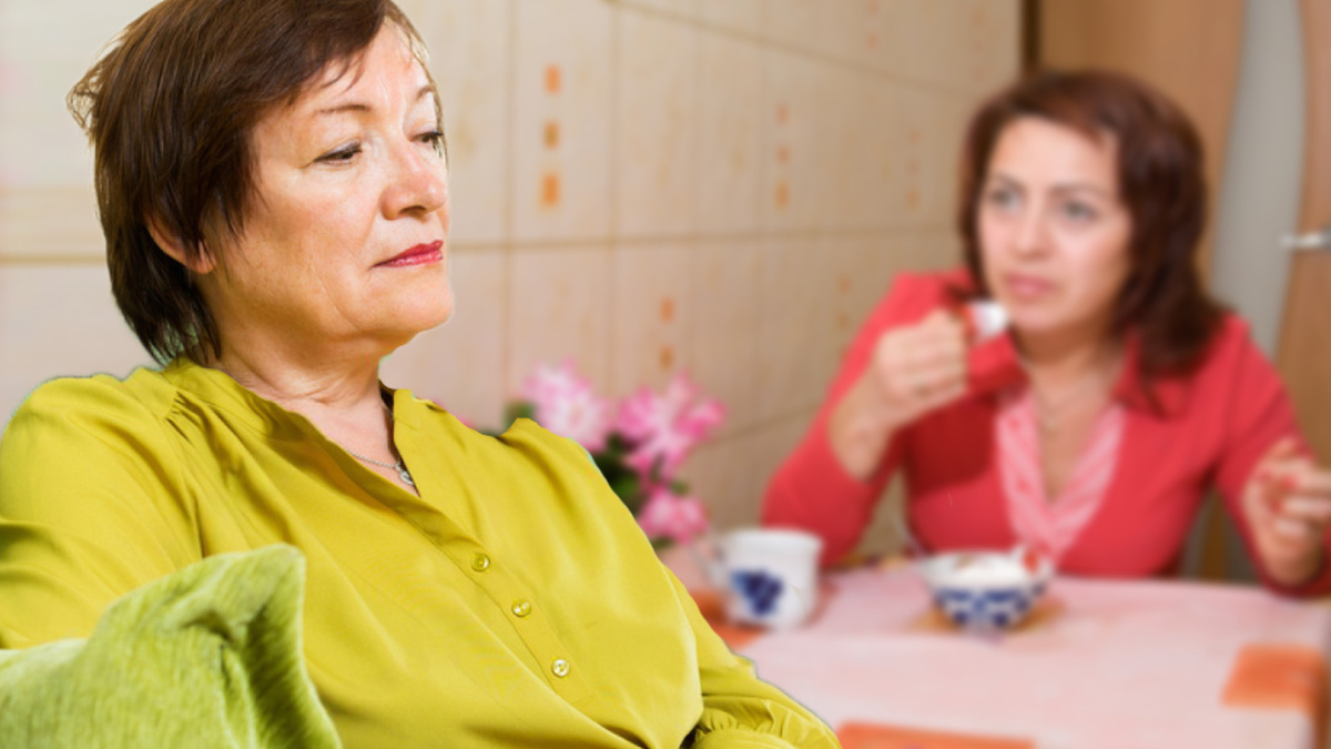 - Нас на кухне посадили обедать, - свекровь неуважение к гостю сразу увидела