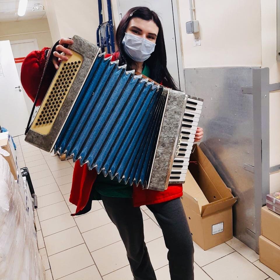 2020 год уборщица притащина на работу аккордеон