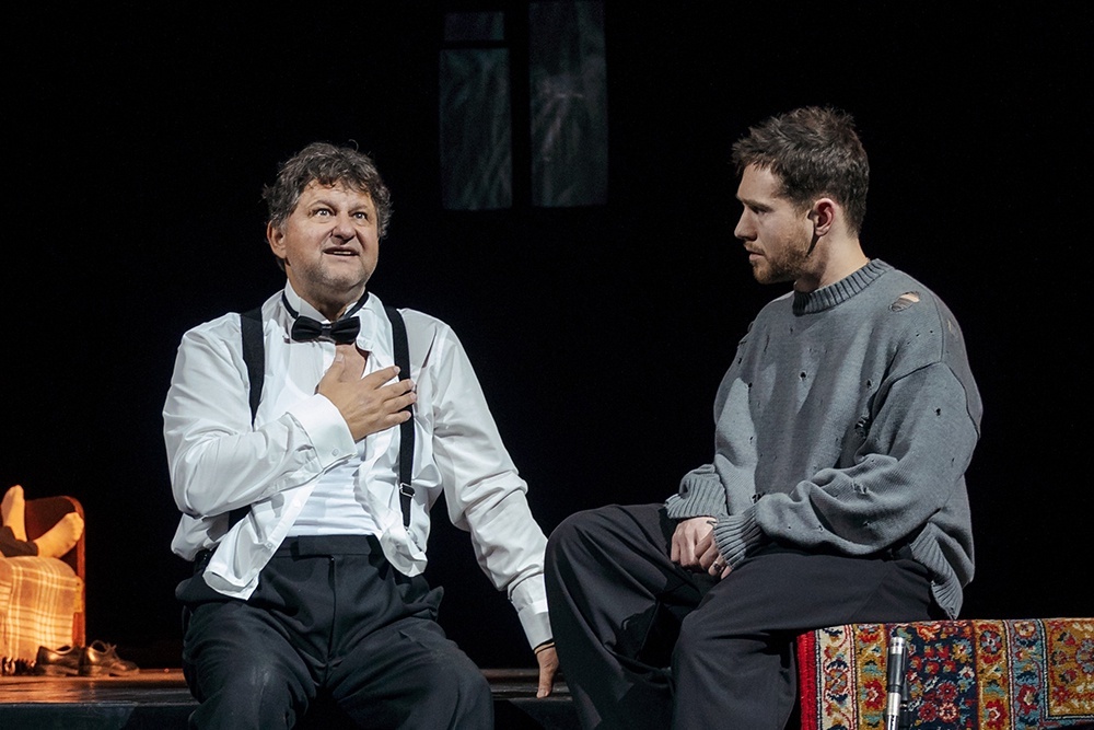    Сарафанова в спектакле играет Александр Самойленко, а его "старшего сына" - Илья Антоненко / Пресс-служба Театра им. Гоголя