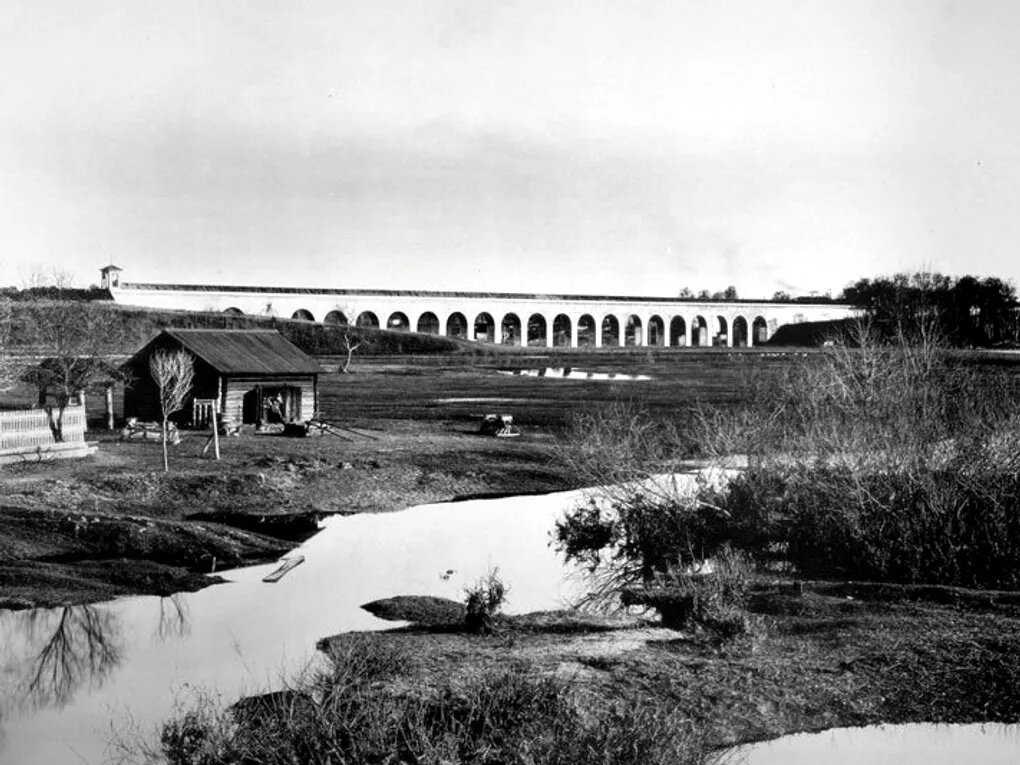 Ростокинский акведук старого Екатерининского водопровода. Водовод между Мытищинской и Алексеевской водоподъемными станциями. Москва, 1830 год. Фотография: Музейное объединение «Музей Москвы», Москва