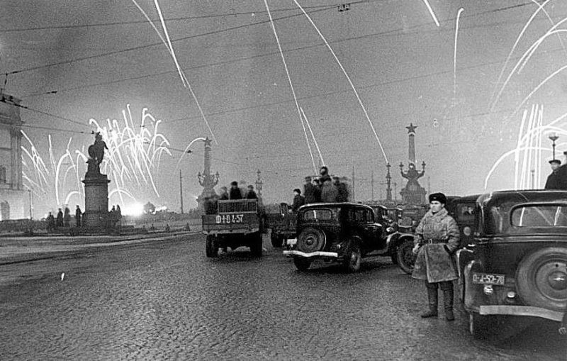 Салют в Ленинграде 27 января 1944 г.