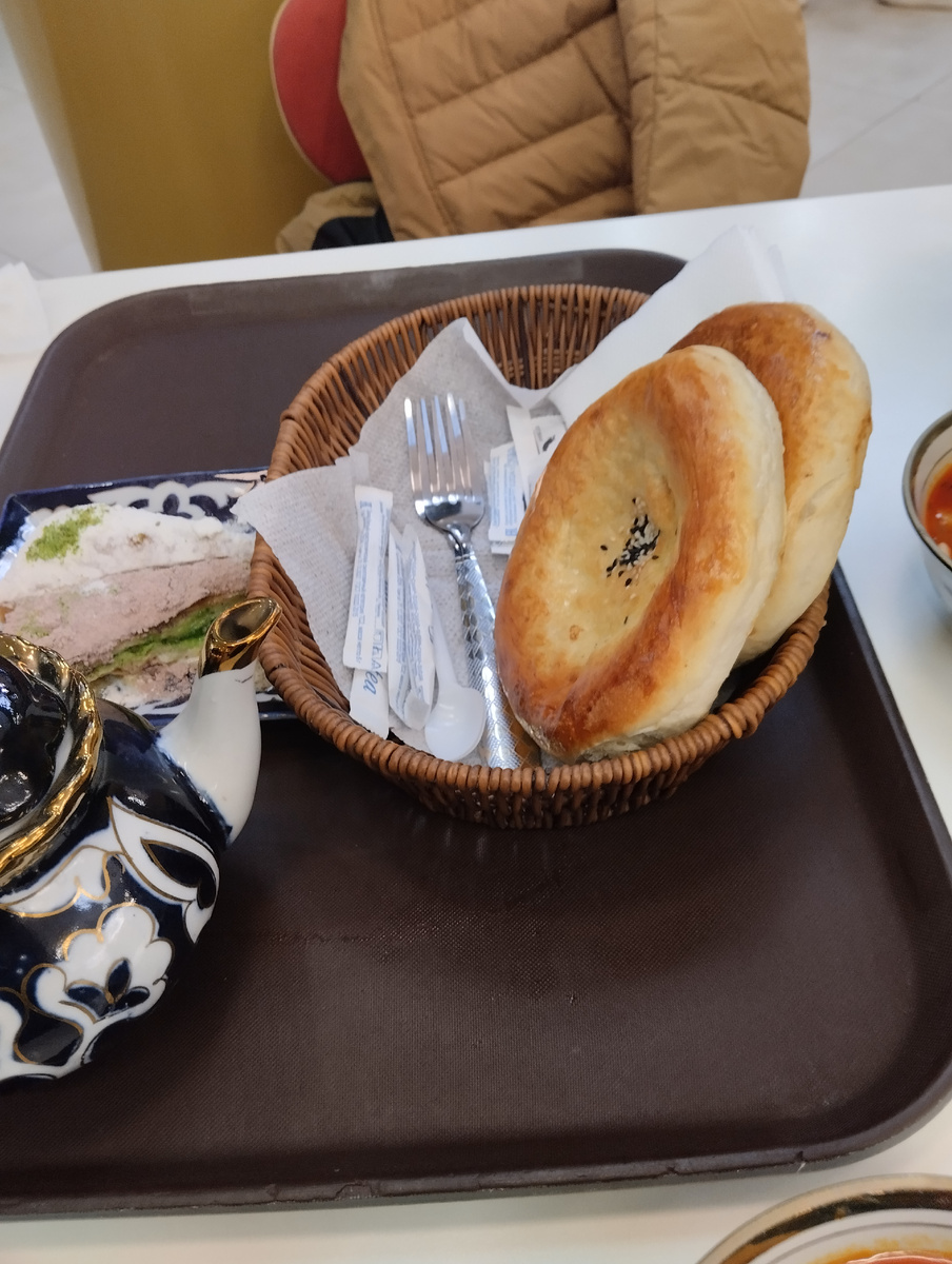 Фото автора. Фирменные узбекские лепёшки Нон.