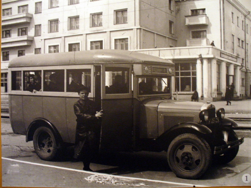 Похоже на довоенную маршрутку или заводской бус