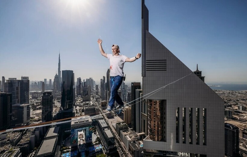    Экстремал прошел по канату, натянутому между двумя дубайскими небоскребами