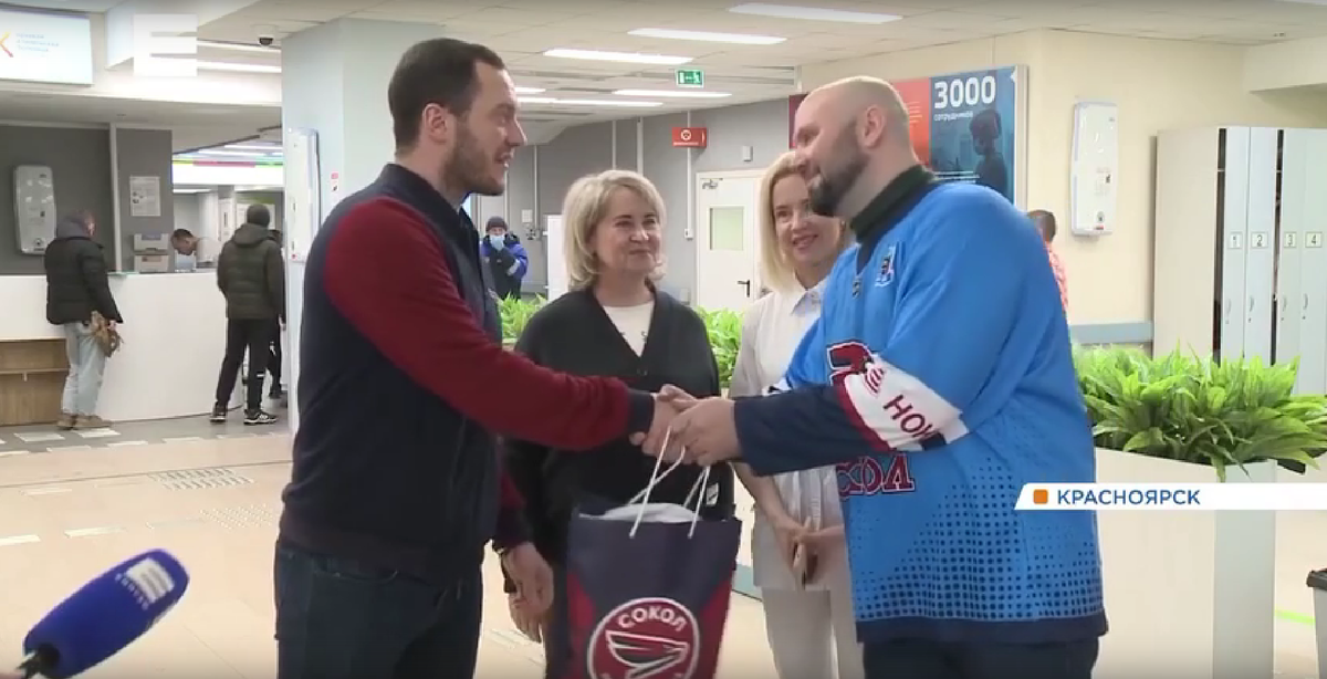     Хоккеист красноярского «Сокола» поблагодарил врача за спасение тещи 31 декабря