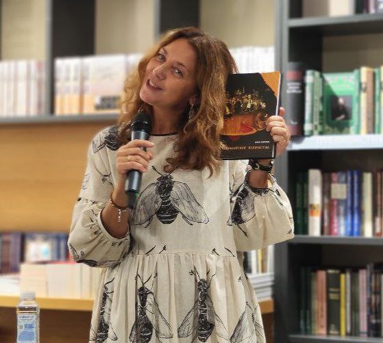 Инга Киркиж на презентации своей книги "Зулумбийское величество"
