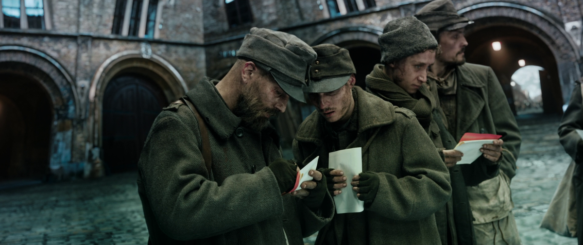 Пролистните изображение, чтобы увидеть следующий кадр из фильма «Хинтерленд. Город грехов» (2021)