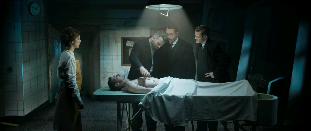 Пролистните изображение, чтобы увидеть следующий кадр из фильма «Хинтерленд. Город грехов» (2021)