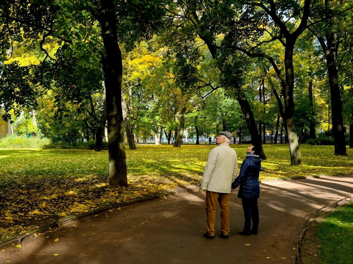    Пожилая пара гуляет в Михайловском саду в Санкт-Петербурге© РИА Новости / Алексей Даничев