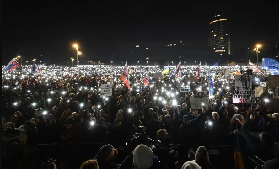 Фото:
AP Photo / Denes Erdos: Участники протеста в Братиславе