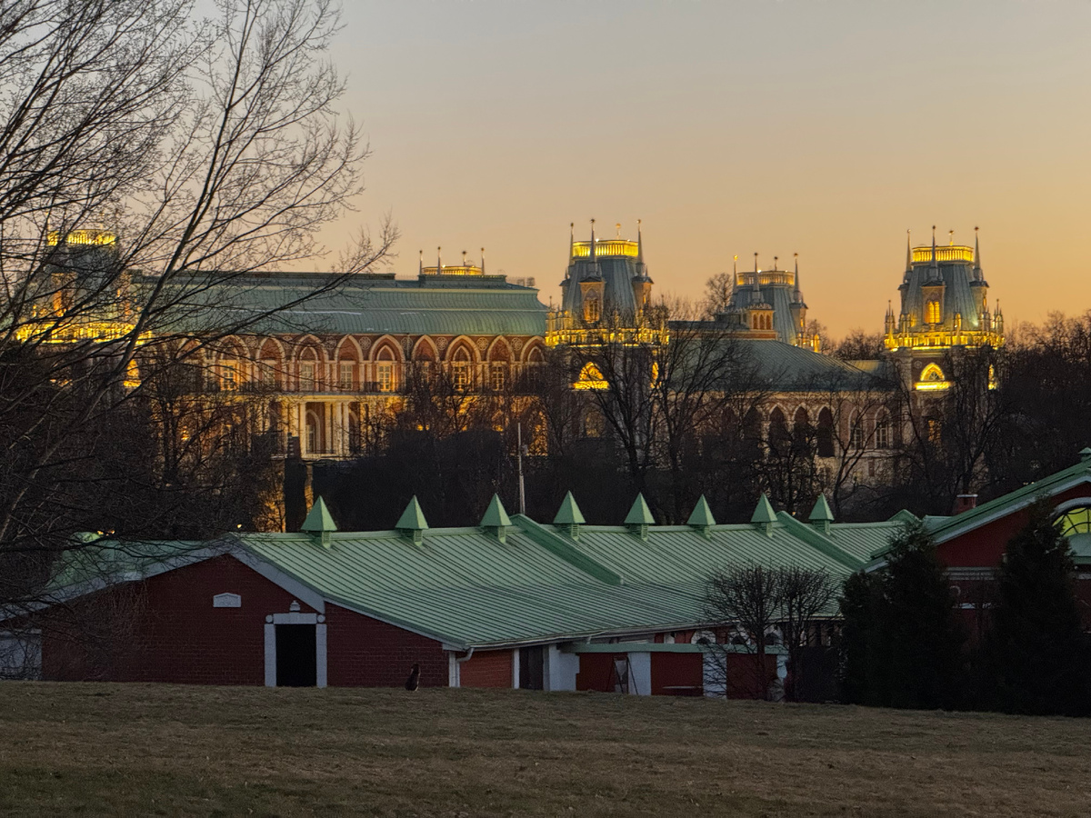 Красив и днём, и вечером. Фото автора.
