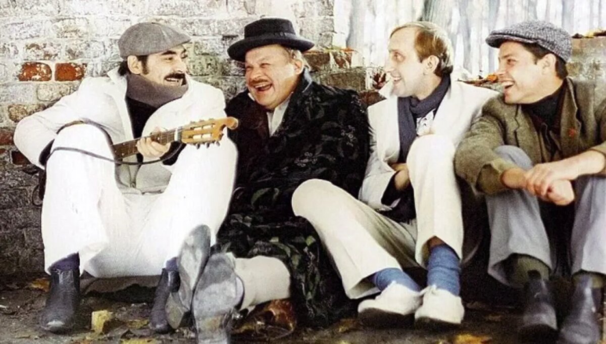 "- Граждане одесситы! Многоуважаемая публика! Последний раз, проездом из села Шишини в Монте-Карло, перед вами выступают популярнейшие куплетисты: Гарри Сольди! Билли Мольди! Граф Толстой неоднократно утверждал, что наша жизнь - железная дорога!.."Фото: domkino.tv