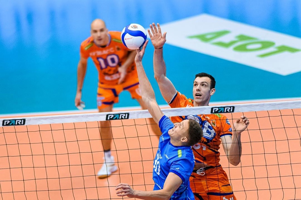    Связующему питерского "Зенита" Игорю Тисевичу не раз удавалось перехитрить игроков кемеровского "Кузбасса" / Пресс-служба ВФВ