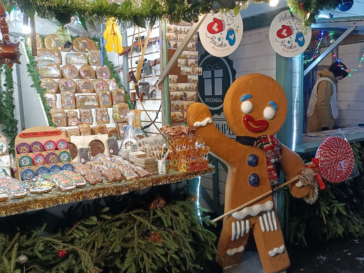 На ярмарке продаются пряники, леденцы и сувениры