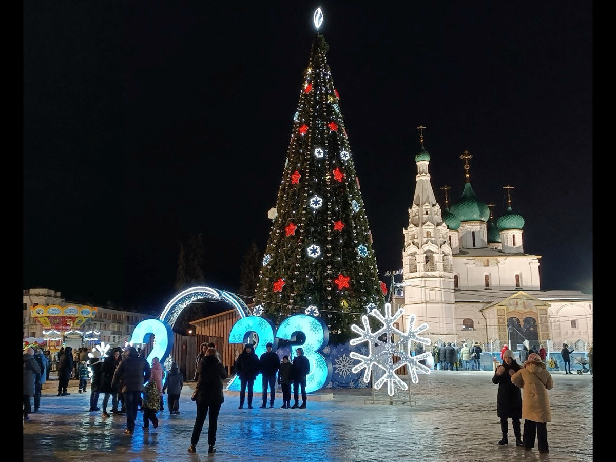 Рядом с ёлкой — фотозона с аркой в виде больших светящихся цифр
