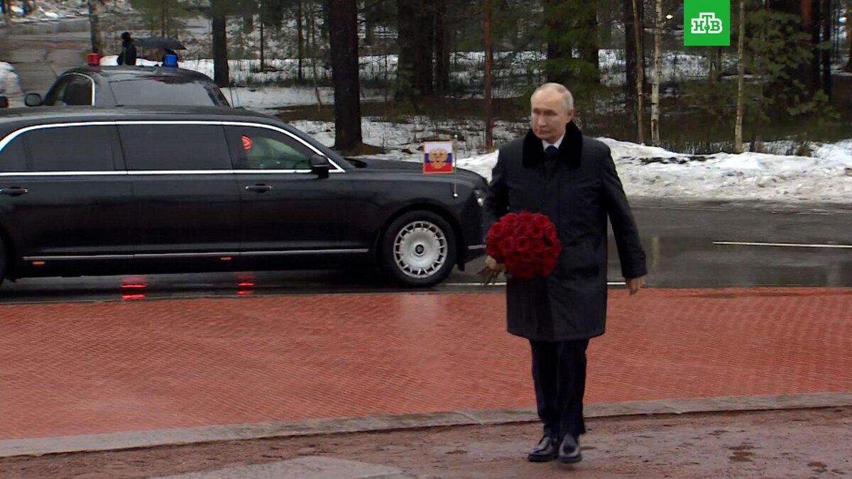    Путин возложил цветы на Невском пятачке в годовщину снятия блокады Ленинграда