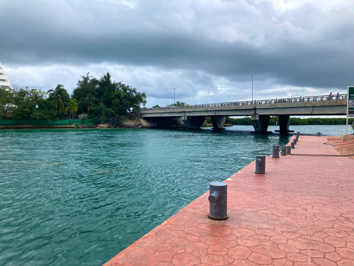 Мост через реку, соединяющую лагуну Канкуна с морем 