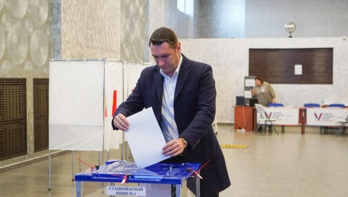 На избирательном участке города Корсаков Александр Ивашов первым проголосовал на выборах президента / Фото: пресс-служба администрации Корсаковского городского округа