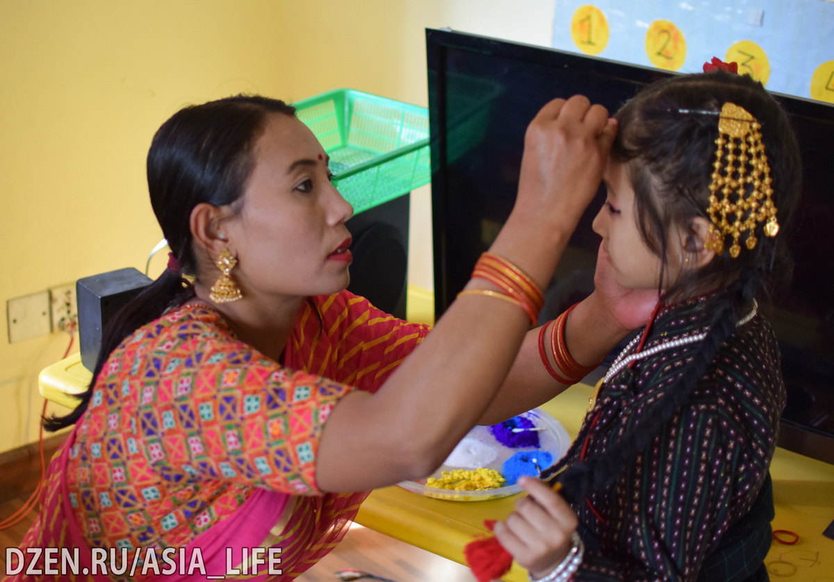 Девочку из Непала готовят к церемонии