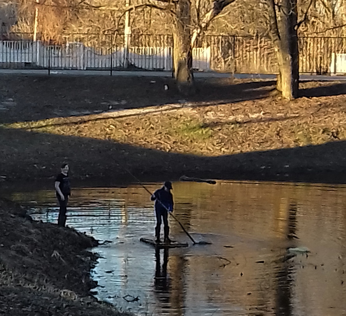 И теперь на Козихе катаются на плотах. Фото Любови Пахомовской