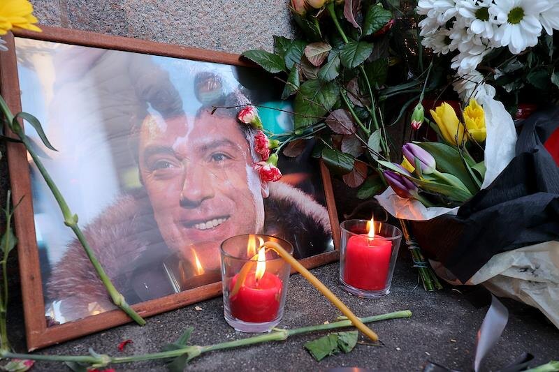 Народный мемориал на месте гибели Бориса Немцова на Москворецком мосту в Москве. Фото: Виталий Смольников/КоммерсантЪ