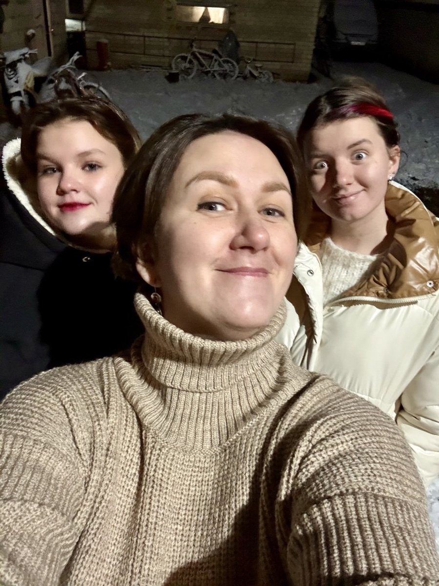 Саше - 12 лет, Женечке - 21 год. Мне 39)))