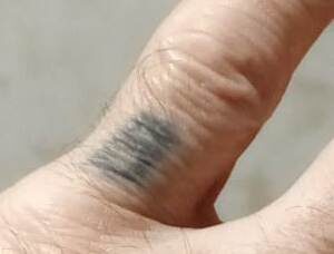 в татуировках знаю толк:
"В" на мизинце-Цэ НЭ ВОЛК.