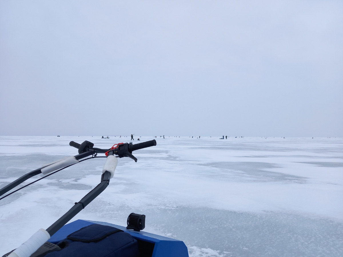 Остановился на приличном расстоянии от ловящих, и никому не помешал, и сам половил. 