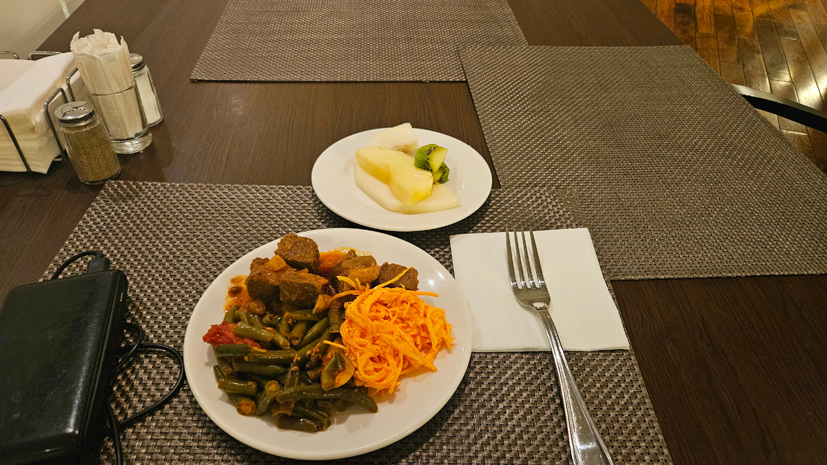 Обед. Фасоль стручковая, говядина тушеная, салат морковный и взяла фруктов по кусочку.