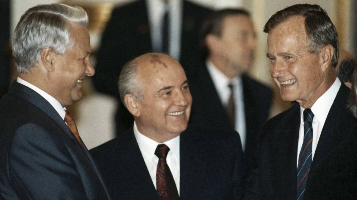    Президент РФ Борис Ельцин, Президент СССР Михаил Горбачев и Президент США Джордж Буш на официальном обеде от лица Президента СССР и его супруги в честь высоких гостей / Фото: Сергей Гунеев / РИА Новости