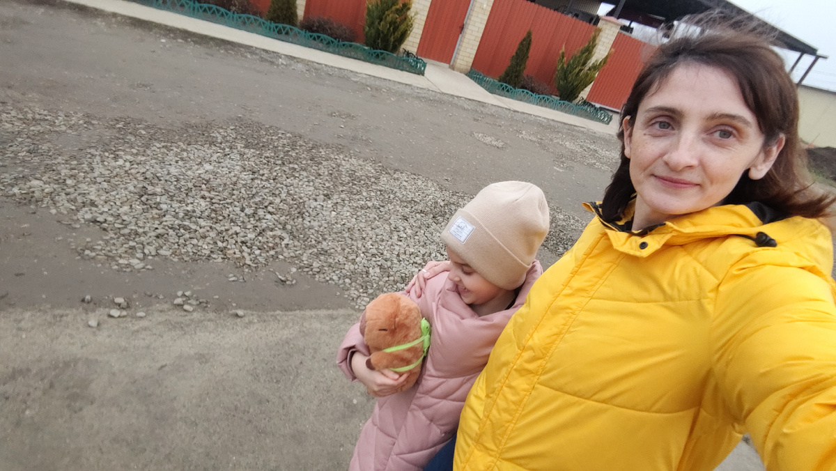 Счастливая, прижала к себе капибару и прижалась ко мне