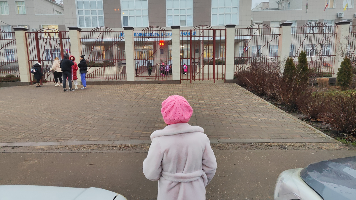 Катюня в школу идёт