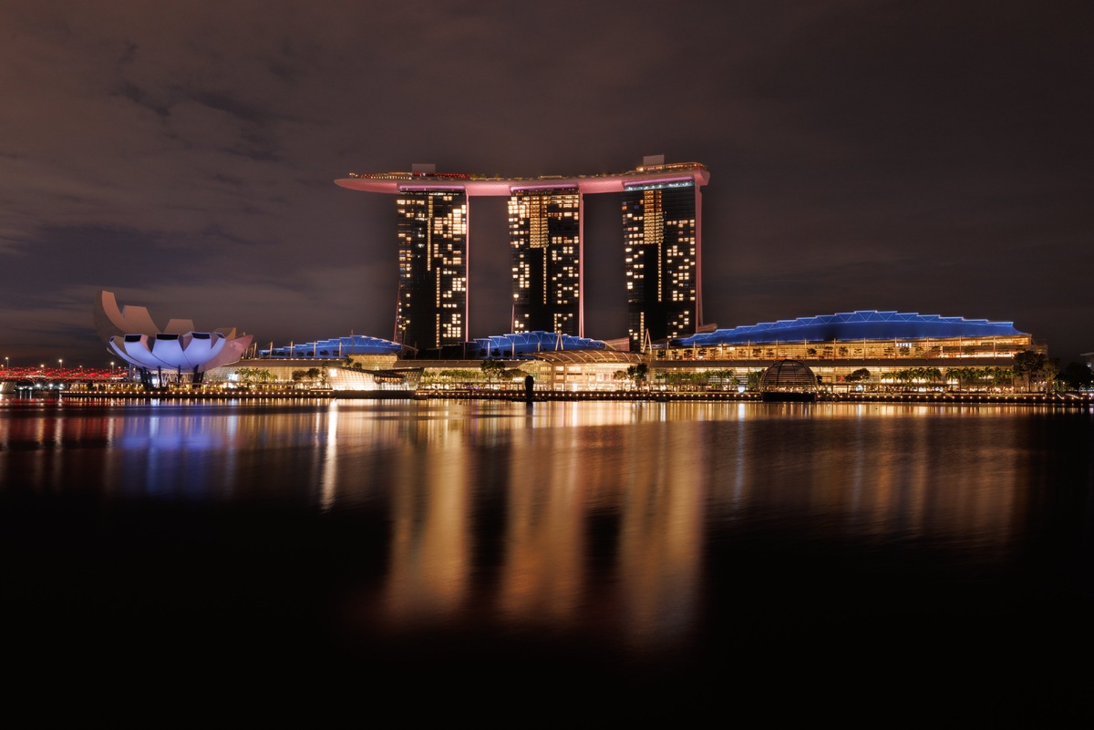    SEVENTEEN окрасили Marina Bay Sands в свои цветаСоцсети