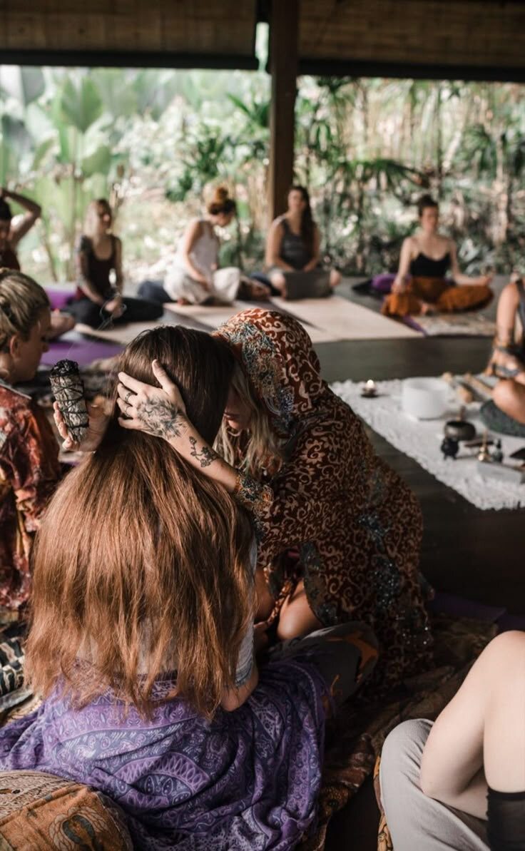 Женская сила весны: богини и их символы 🌸✨