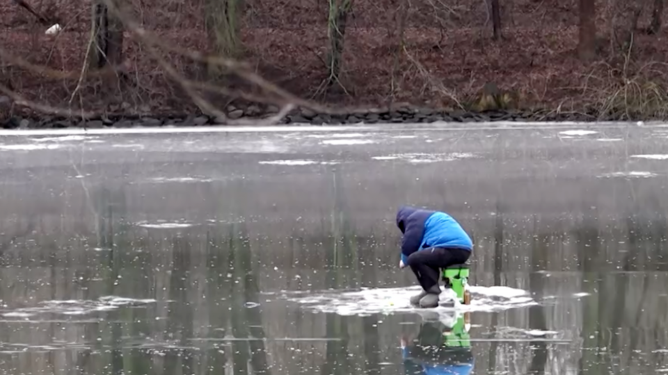     Словно обезумевшие: москвичи устраивают дрифты и рыбалки на тонком льду водоемов РЕН ТВ